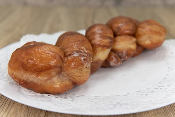 Verleidelijk Vers Uit Oven Kaneel Twist Donut Uit Bakkerij Geserveerd — Stockfoto