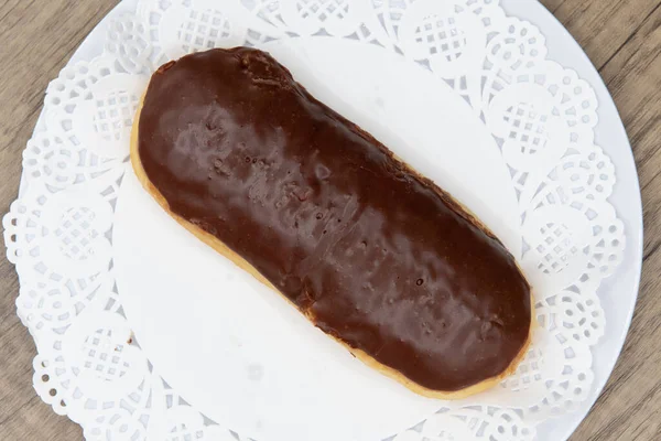 Fırındaki Çikolatalı Çöreğin Baştan Çıkarıcı Görüntüsü Bir Tabakta Servis Ediliyor — Stok fotoğraf