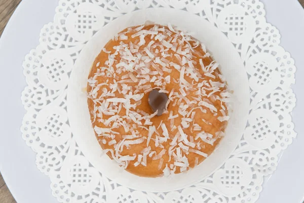 Bovenaanzicht Van Verleidelijk Vers Uit Oven Kokosnoot Geglazuurde Donut Uit — Stockfoto