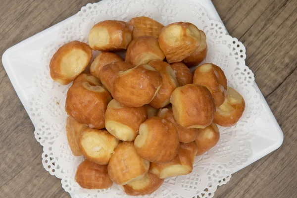 Bovenaanzicht Van Verleiding Vers Uit Oven Geglazuurde Donut Gaten Uit — Stockfoto