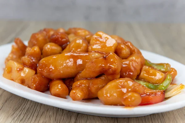 Zoete Zure Kip Geglazuurd Saus Hoog Opgestapeld Het Bord Voor — Stockfoto