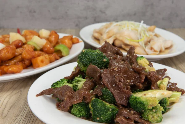 以牛肉和西兰花为特色的诱人的膳食选择 是中国美食的一大特色 — 图库照片
