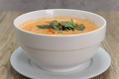 Baharatlı Panang Curry dekoratif süslerle bir kasede servis edilir ve yemeye hazırdır..