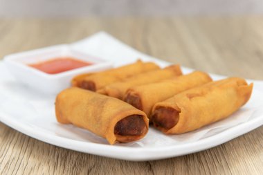 Çekici bir yan sipariş çıtır çıtır yumurtalı börek, tatlı ve ekşi soslu ve yemeye hazır..