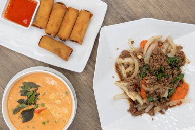 Panang Curry, nane yaprağı, ya da dekoratif süslemeli yumurta rulosu ve yemeye hazır..