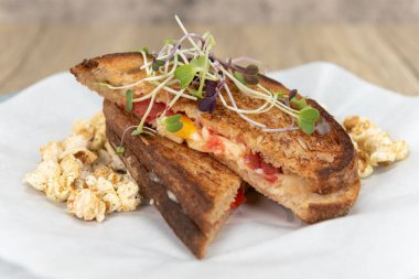 Taze ve organik içerikli sağlıklı ızgara peynirli sandviç, su teresiyle kaplanmış ve yemeye hazır..