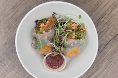 Vejetaryen usulü börek, süper yeşil malzemeleri göstermek için ikiye bölünmüş ve beslenme bilinci olan diyet için sağlıklı bir sos..