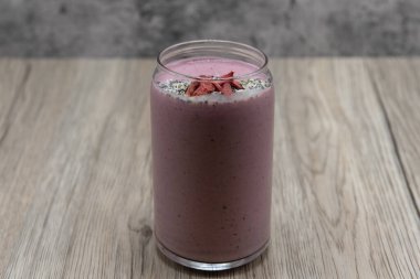 Organik, besleyici ve üzerine protein eklemek için taze badem eklenmiş pembe sağlıklı buzlu içecek..