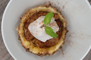 Organik ve doğal dondurmanın genel manzarası tatlı bir tatlı için fırında tarçınlı ananas ile servis ediliyor..