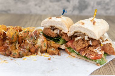 Kızarmış tavuklu sandviç ve biberli biftek, iştah açıcı bir yemek..