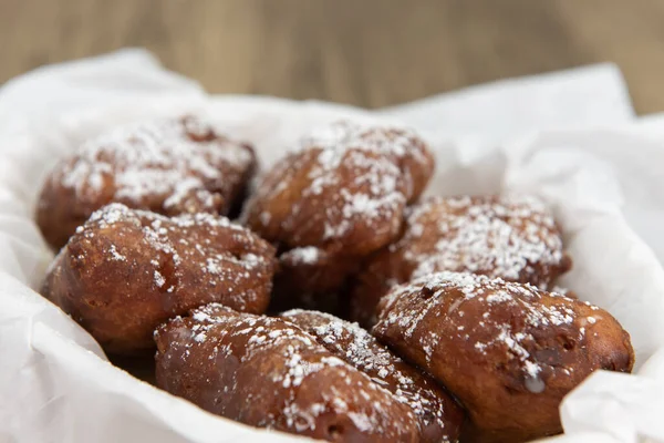 Nagerecht Voor Een Zoetekauw Bestaande Uit Gefrituurde Kaneelbroodjes Bedekt Met — Stockfoto