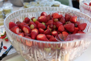 Lezzetli. Akşam yemeğinden sonra tüm düğün davetlileri için bir kasede çilek ikram et..