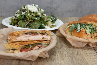 Yerel şarküterideki büfeden hangi salatayı ya da sandviçi yiyeceğini seçmek zor..