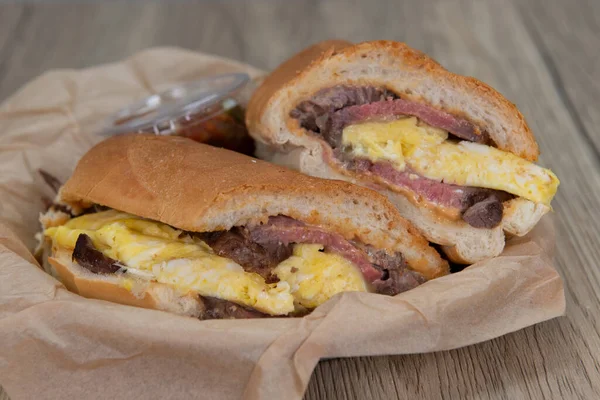 Petit Déjeuner Steak Œufs Brouillés Sandwich Chargé Protéines Enveloppé Dans — Photo