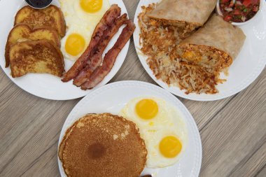 Masada standart Amerikan kahvaltı seçeneklerinin genel görünümü açık büfe olarak Fransız tostu, krep ya da burrito ziyafeti olarak sunuluyor..
