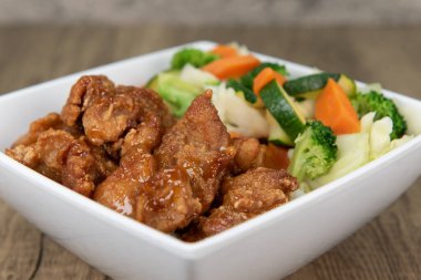 Portakallı tavuktan oluşan Çin mutfağını cezbedici sebzeli pilav karnın doymasını sağlayacaktır..