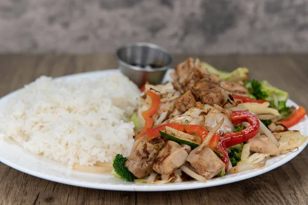 Menggoda Masakan Cina Makan Yang Terdiri Dari Aduk Goreng Atas — Stok Foto