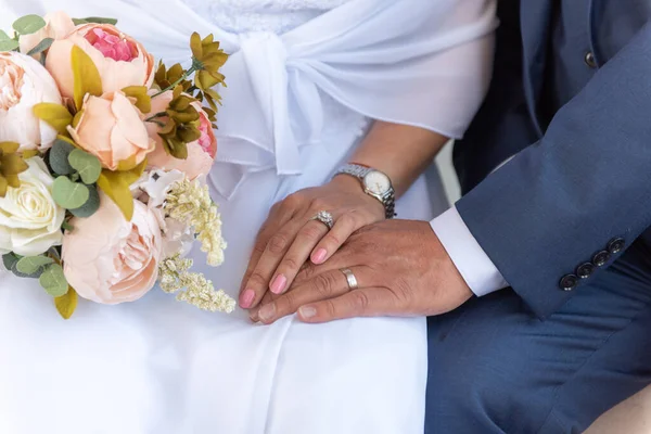 Bride Hand Top Grooms Show Wedding Rings Exchanged Duriing Marriage — Foto de Stock