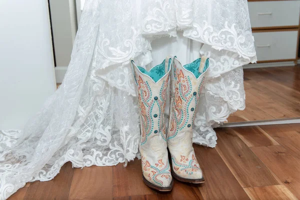 White Lace Dress Bride Paired White Embroidered Cowgirl Boots Western — Stockfoto