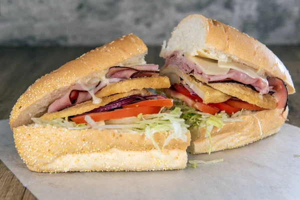 Pranzo Viene Servito Con Petto Pollo Carico Panino Prosciutto Traboccante — Foto Stock