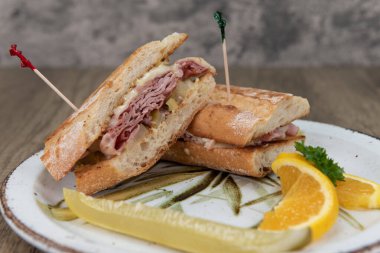 Küba sandviçi, erimiş İsviçre peyniri ve yeni pişmiş baget ekmeği..