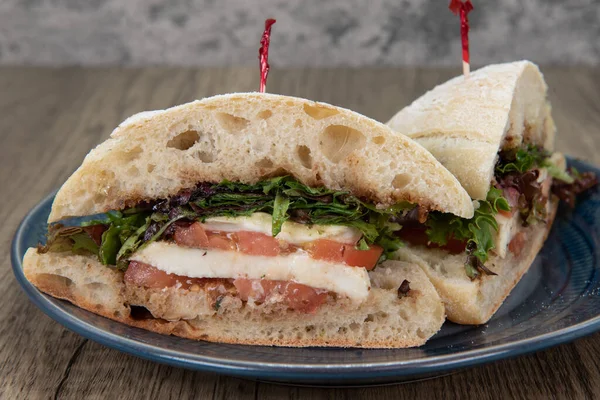 Sandwich Végétalien Avec Fromage Mozarella Tomates Légumes Salés Sur Pain — Photo