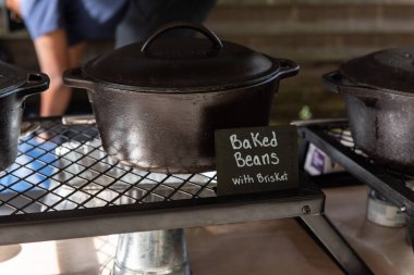 Açık büfe kuyruğunda konukların kendilerine servis yapmaları için bir tencere kuru fasulye var..