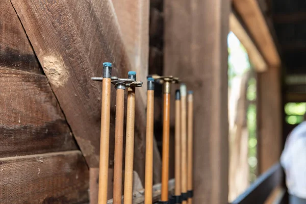 Blauwe Punten Van Biljartkeuen Worden Rechtop Tegen Houten Schuurwand Opgeborgen — Stockfoto