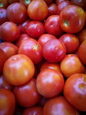 Bir sokak tezgahında sergilenen organik yetişmiş olgun domatesler