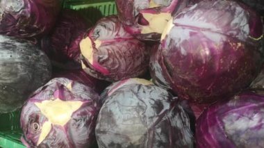 Pazar taze patlıcan