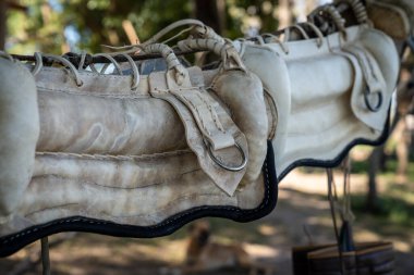 Guacholar tarafından Güney Amerika 'da deri ve metalden yapılma atlara binmek için el yapımı ekipmanlar.