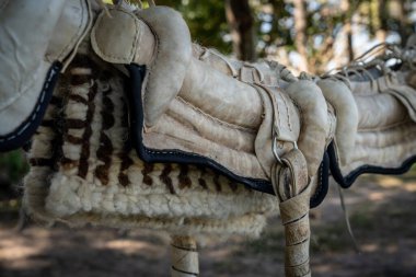 Guacholar tarafından Güney Amerika 'da deri ve metalden yapılma atlara binmek için el yapımı ekipmanlar.