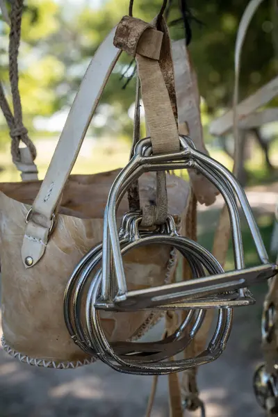 Guacholar tarafından Güney Amerika 'da deri ve metalden yapılma atlara binmek için el yapımı ekipmanlar.