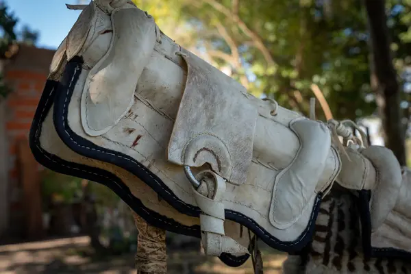 Guacholar tarafından Güney Amerika 'da deri ve metalden yapılma atlara binmek için el yapımı ekipmanlar.