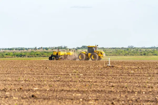 Traktör ekin için toprağı sürüyor.