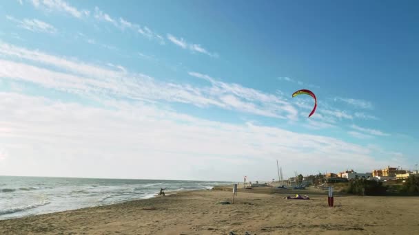 在浪尖上冲浪的猫 蓝天白云 海景与冲浪选手在海浪中 多彩的风筝冲浪帆在多云的天空中飘扬 — 图库视频影像