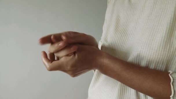 La mujer se pone crema en las manos. Cuidado casero de las manos. Cuidado corporal matutino. Masaje de manos, relajación — Vídeo de stock