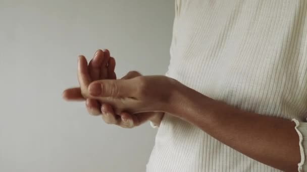 Vrouw doet room op haar handen. Thuiszorg. Ochtend lichaamsverzorging. Handmassage, ontspanning — Stockvideo