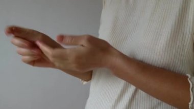 Kadın ellerine krem sürüyor. Ev bakımı. Sabah vücut bakımı. El masajı, rahatlama. 