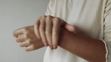 Kadın ellerine krem sürüyor. Ev bakımı. Sabah vücut bakımı. El masajı, rahatlama. 