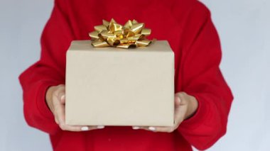 Kadınların el ele tutuştuğu bir hediye kutusu var. Teslimat Ekspresi, Noel indirimi. İnternetten alışveriş. Yeni yıl hediyeleri. 