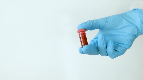 Médecins tenants main éprouvette avec échantillon de sang pour les tests. test sanguin Concept. tube avec du sang pour l'analyse de covide-19. — Video