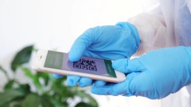 Elinde Covid aşı sertifikası ya da aşı pasaportu olan akıllı telefonu tutan bir doktor var. Bu da kovid 19 'dan kurtulduğunu ve koronavirüs hastalığına karşı bağışıklığı olduğunu gösteriyor. 