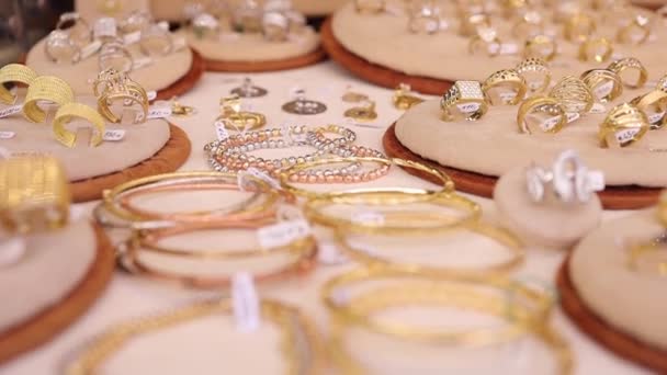 Jewelry store showcase, blurred bokeh. Jewelry diamond rings and bracelets. Wedding rings — Stock Video