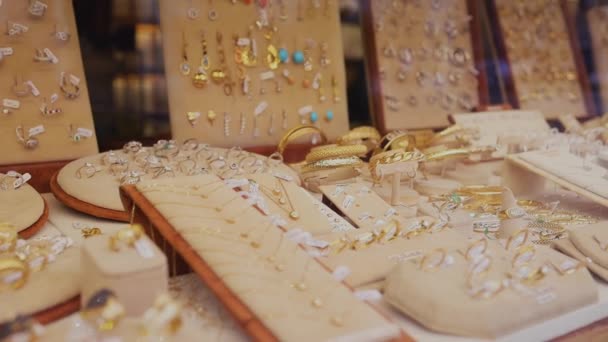 Βιτρίνα κοσμηματοπωλείου, θολή bokeh. Κοσμήματα διαμαντένια δαχτυλίδια και βραχιόλια. Βέρες — Αρχείο Βίντεο