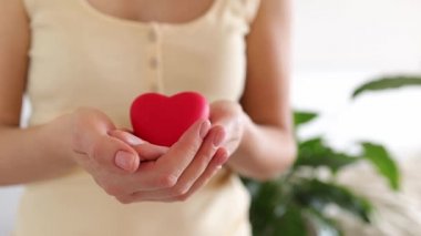 Kadın eli, kalbi tutar. Sevgililer Günü. Sağlıklı kalp, sevgi ve hayırseverlik, gönüllü sosyal hizmet, anneler günü, aşk