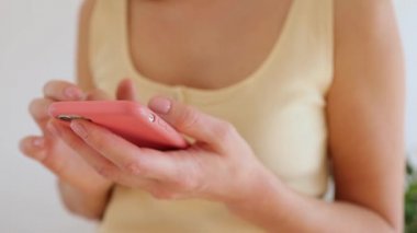 Kadınların el ele tutuştuğu cep telefonları, yararlı bilgi sörfünün tadını çıkarıyorlar. e-posta kontrolü, medya haberleri, fatura ödemeleri 