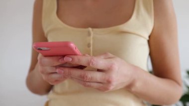 Kadınların el ele tutuştuğu cep telefonları, yararlı bilgi sörfünün tadını çıkarıyorlar. e-posta kontrolü, medya haberleri, fatura ödemeleri 