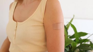 Genç bir kadının aşıdan sonra alçıyı çıkarması. Aşıdan sonra kolunu alçıyla gösteren kadın.. 