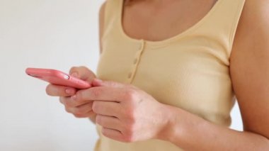 Kadınların el ele tutuştuğu cep telefonları, yararlı bilgi sörfünün tadını çıkarıyorlar. e-posta kontrolü, medya haberleri, fatura ödemeleri 